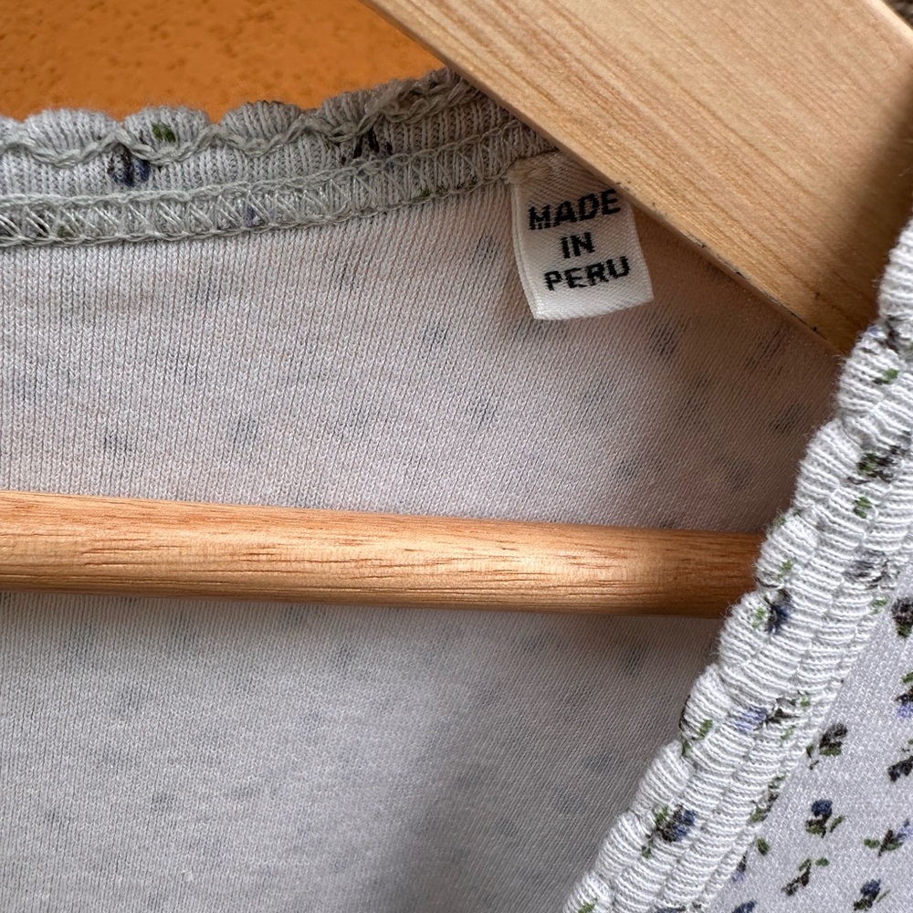 Doen Light Gray/Off White Scoop Neck Short Sleeve Tee with Micro Floral Print - Picture 4 of 9